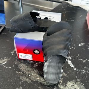 BRAND NEW BLACK NAMI SLIDER